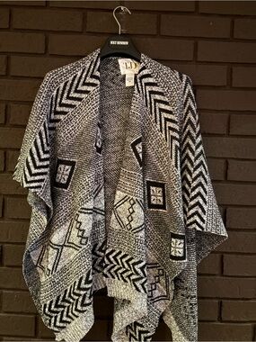 T&J Designs Black & White Patterned Poncho Shrug